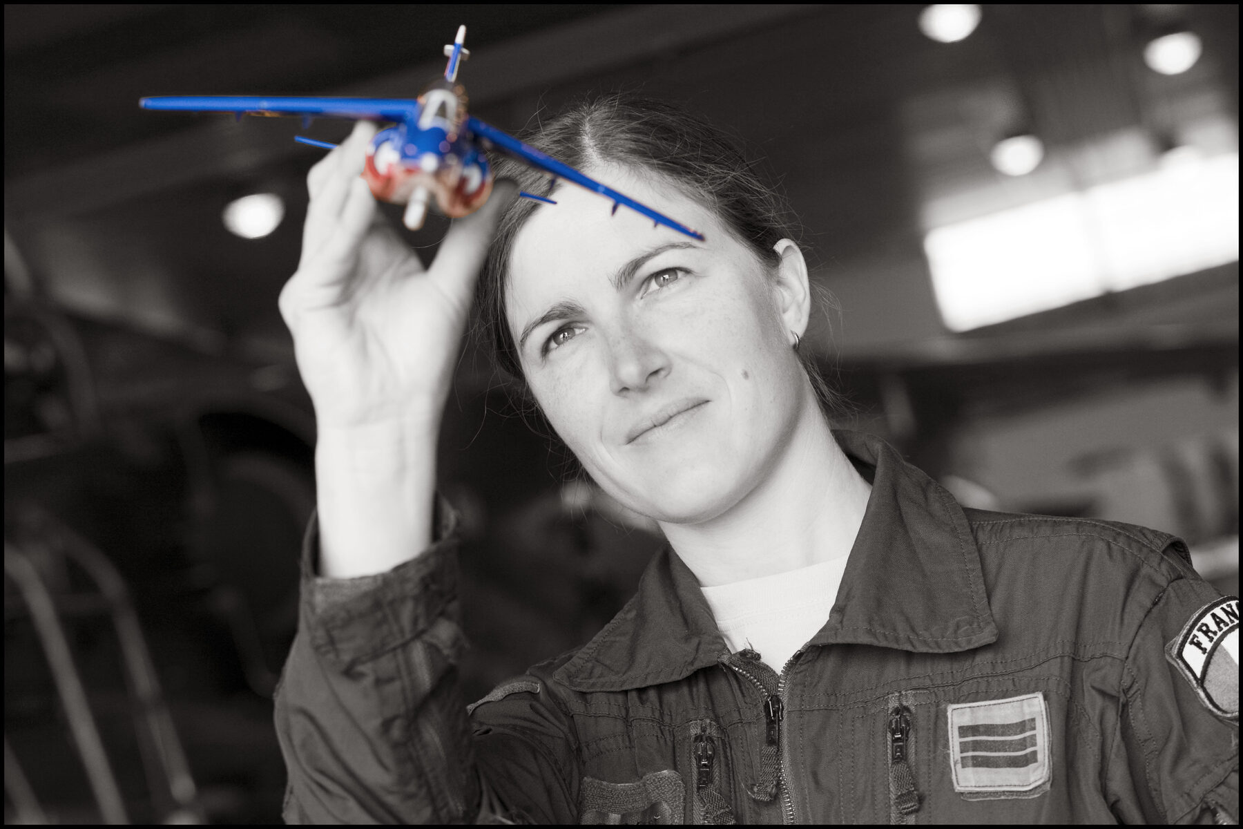 Virginie Guyot, maquette d'avion de la Patrouille de France en main